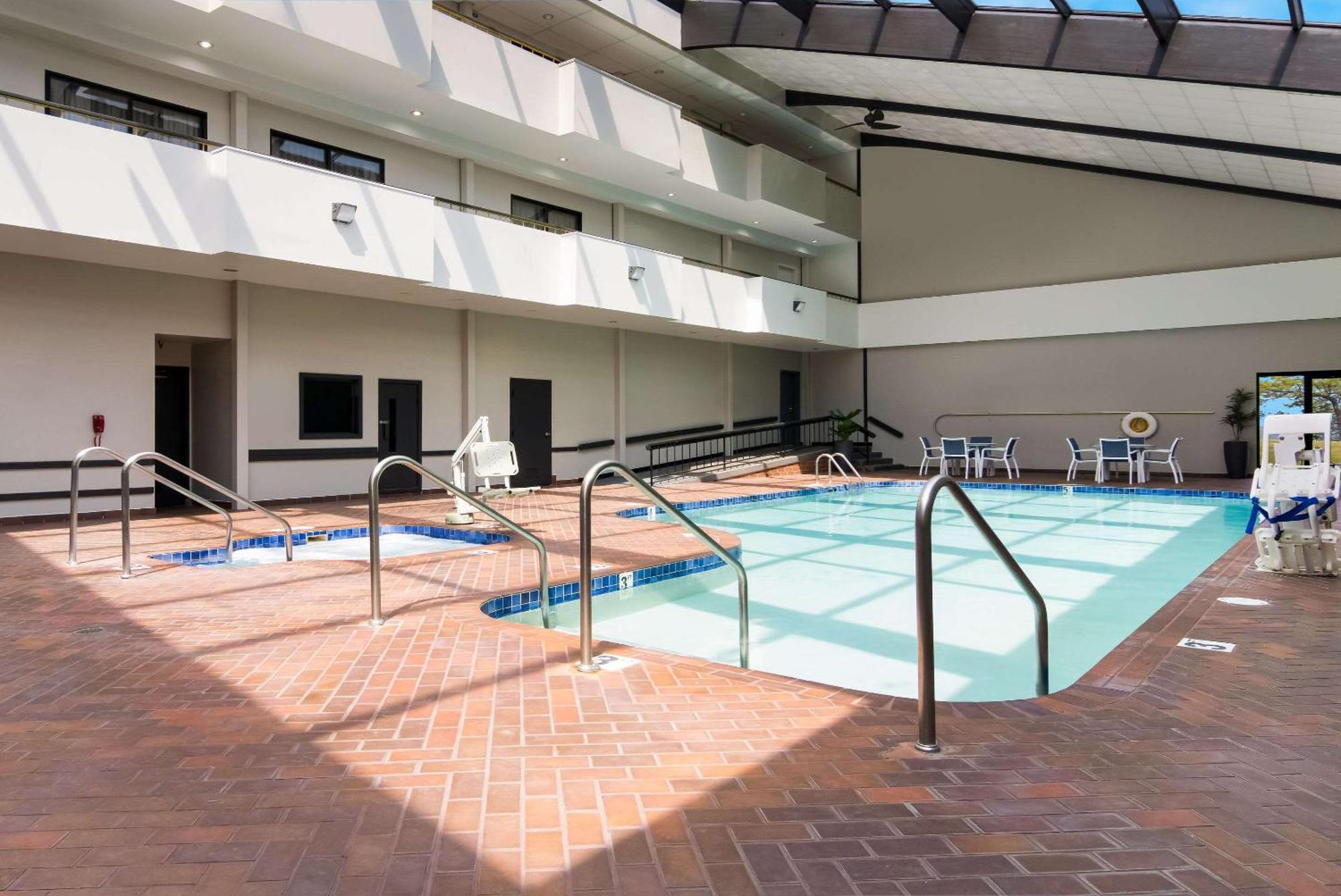 The Inn On Maritime Bay, Ascend Hotel Collection Manitowoc Bagian luar foto